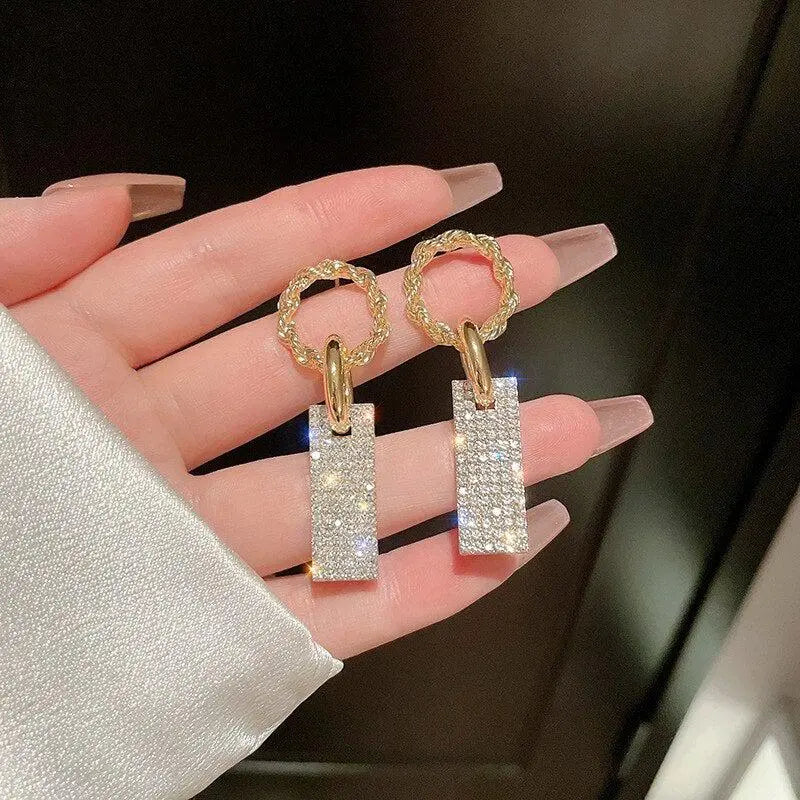 Luxurious zirconia earrings made of sterling silver and adorned with rhinestone baths