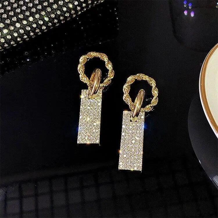 Luxurious zirconia earrings made of sterling silver and adorned with rhinestone baths