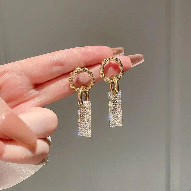 Luxurious zirconia earrings made of sterling silver and adorned with rhinestone baths